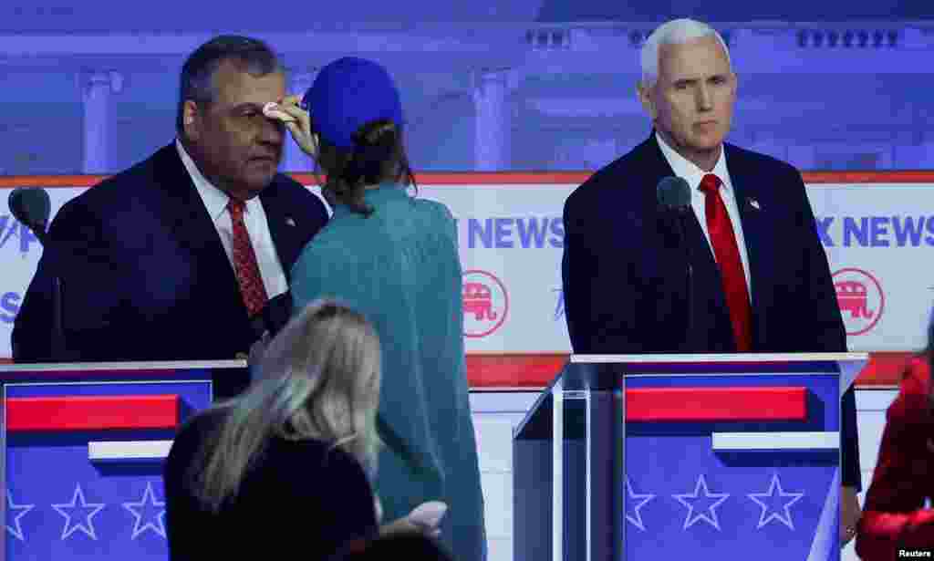 Algunos retoques en el maquillaje del exgobernador de Nueva Jersey Chris Christie, en los comerciales, durante el primer debate presidencial republicano, organizado por la cadena Fox News&nbsp;en Milwaukee, Wisconsin.