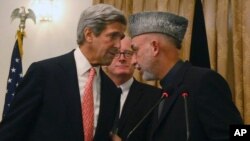 Menlu AS John Kerry (kiri) dan Presiden Afghanistan Hamid Karzai di Kabul (foto: dok). Kerry akan menjadi tuan rumah pembicaraan Karzai dan para pejabat senior Pakistan.