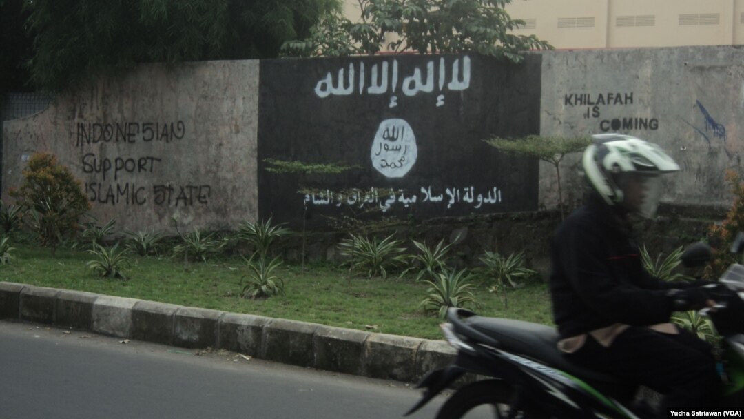 Lambang kelompok Negara Islam (ISIS) dan tulisan berisi dukungan di kota Solo, Jawa Tengah, yang kemudian dihapus.