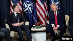 美国总统特朗普2026年1月21日在瑞士达沃斯举行的世界经济论坛期间与北约秘书长马克·吕特举行双边会晤。