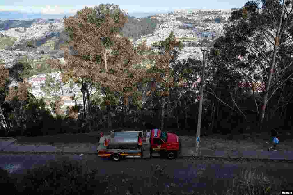 Un camión de bomberos durante las operaciones de control de un incendio forestal en el cerro Panecillo en el centro de Quito, Ecuador. (REUTERS) &nbsp;