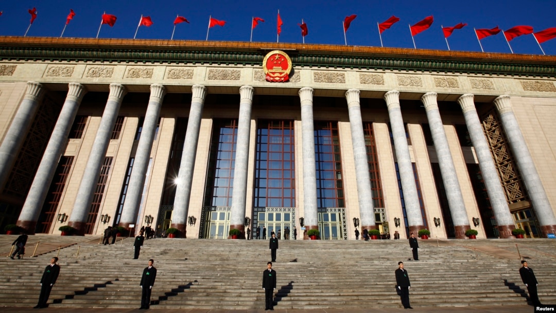 Nhân viên an ninh canh gác bên ngoài Sảnh đường Nhân dân tại Bắc Kinh.