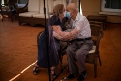 زن و شوهری که شصت سال از ازدواجشان می‌گذرد پس از چند ماه توانستند در خانه سالمندان ملاقات کنند