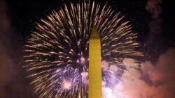 Monumen Washington diterangi kembang api saat perayaan Hari Kemerdekaan AS di National Mall, Washington, Minggu, 4 Juli 2021. (Foto: Joshua Roberts/Reuters)