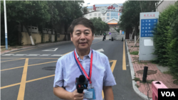 美国之音驻北京记者叶兵在济南军区的燕子山庄前面，孙文广教授曾经被关在燕子山庄。