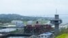 Un carguero atraviesa las esclusas del Canal de Panamá en Agua Clara, Panamá, el 3 de agosto de 2023.