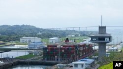 Un carguero atraviesa las esclusas del Canal de Panamá en Agua Clara, Panamá, el 3 de agosto de 2023.