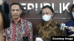 Wakil Ketua KPK Nurul Ghufron (kiri) dan Komisioner Komnas HAM Choirul Anam saat memberikan keterangan kepada wartawan di Jakarta pada Kamis (17/6). (Foto: Komnas HAM)