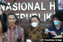 Wakil Ketua KPK Nurul Ghufron (kiri) dan Komisioner Komnas HAM Choirul Anam saat memberikan keterangan kepada wartawan di Jakarta pada Kamis (17/6). (Foto: Komnas HAM)