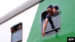 Des passagers à bord du train reliant Nampula-Cuamba, au Mozambique, le 10 mars 2018.