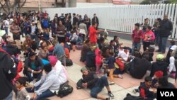 About 150 migrants spent the night outside El Chaparral gate in Tijuana, Mexico. (A. Martinez / VOA) 