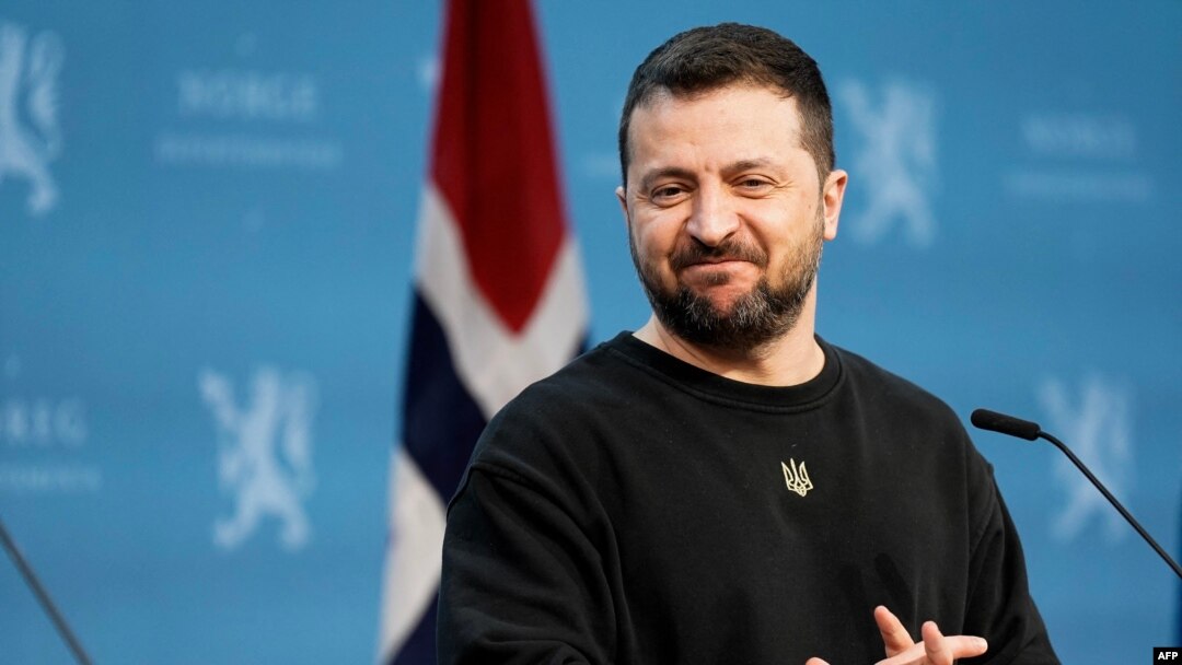 El presidente ucraniano, Volodymyr Zelensky, sonríe durante una conferencia de prensa en la residencia representativa del gobierno en Oslo el 13 de diciembre de 2023,.