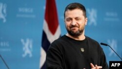 El presidente ucraniano, Volodymyr Zelensky, sonríe durante una conferencia de prensa en la residencia representativa del gobierno en Oslo el 13 de diciembre de 2023,.