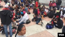 About 150 migrants spent the night outside El Chaparral gate in Tijuana, Mexico. (A. Martinez / VOA) 