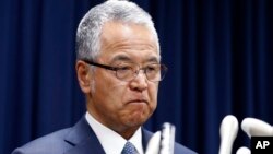 Japanese Economy Minister Akira Amari bites his lips during a nationally televised news conference in Tokyo, Jan. 28, 2016. 