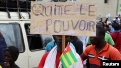 L'opposition togolaise réclame le départ du président Faure Gnassingbé ; un manifestant à Lomé, le 7 septembre 2017. (REUTERS/Noel Kokou Tadegnon)