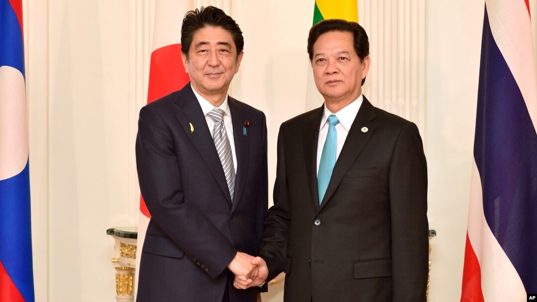 Thủ tướng Việt Nam Nguyễn Tấn Dũng gặp Thủ tướng Nhật Bản Shinzo Abe tại Tokyo, ngày 4/7/2015.