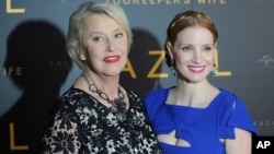 Jessica Chastain (right) who plays the main character, and Teresa Zabinska, the daughter of Jan and Antonina Zabinski, pose at the gala screening of "The Zookeeper's Wife," in Warsaw, Poland, March 7, 2017.