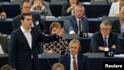 Perdana Menteri Yunani Alexis Tsipras berbicara di Parlemen Eropa di Strasbourg, Perancis (8/7). 