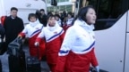 Các nữ tuyển thủ khúc côn cầu trên băng của Triều Tiên đặrt chân đến Hàn Quốc, ngày 25 tháng 1, 2018.