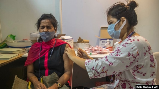 지난달 23일 인도 뭄바이에서 신종 코로나바이러스 백신 접종을 진행했다.