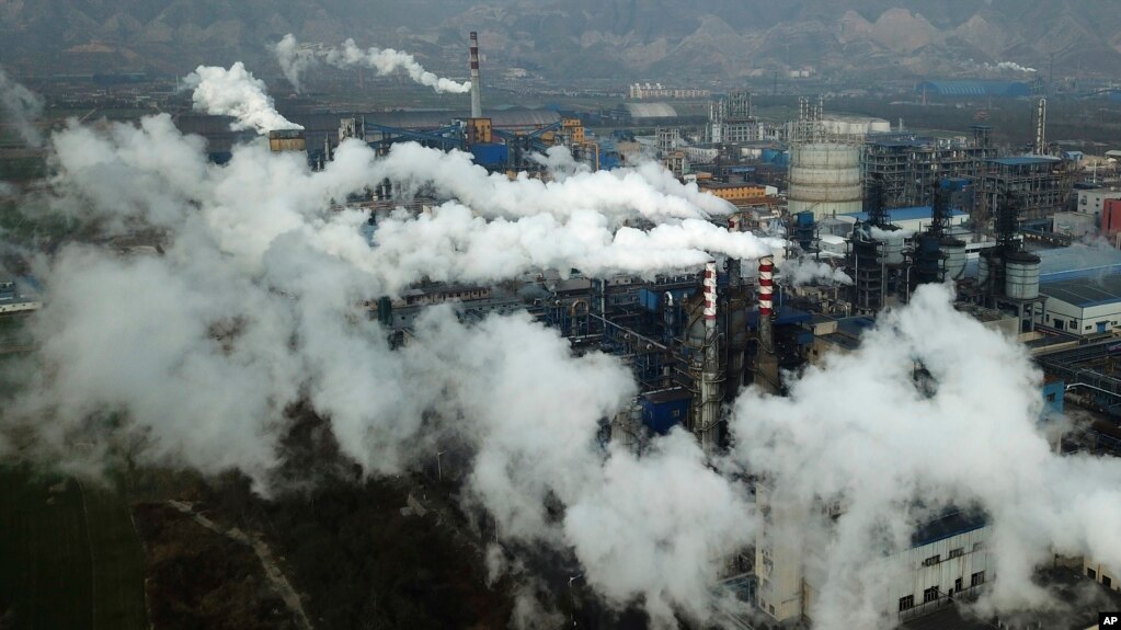 资料照片：烟雾和蒸汽从中国山西省河津市的一家煤炭加工厂升起。（2019年11月28日）(photo:VOA)