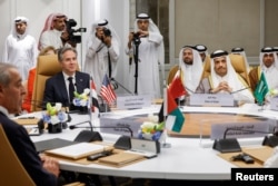 امریکی وزیر خارجہ سعودی دارالحکومت ریاض میں خلیج تعاون کونسل کے اجلاس میں تقریر کر رہے ہیں۔ 29 اپریل 2024