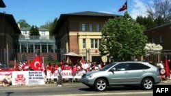 Türk Büyükelçiliği Önünde Gösteriler Yapıldı (Foto Galerisi)