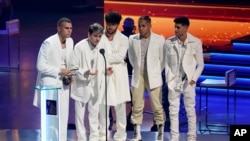 Zabdiel De Jesus, de izquierda a derecha, Christopher Vélez, Joel Pimentel, Richard Camacho y Erick Brian Colon aceptan el premio al dúo / grupo del año en el Premio Lo Nuestro en el American Airlines Arena el jueves 18 de febrero de 2021 en Miami.