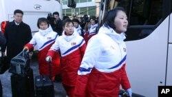 평창올림픽에서 남북한 아이스하키 단일팀을 구성할 북한 선수단이 25일 한국 파주시 출입경사무소에 도착해 버스에서 내리고 있다.