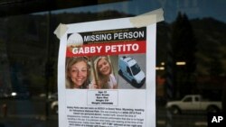 Poster yang disebar oleh Kepolisian Wilayah Suffolk County memperlihatkan foto Gaby Petito yang hilang sejak 11 September 2021 terpampang di salah satu area di Jackson, Wyoming, pada 16 September 2021. (Foto: AP/Amber Baesler)