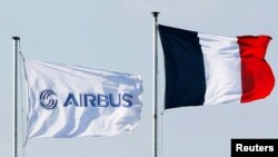 Bendera Airbus berkibar berdampingan dengan bendera Perancis di pintu masuk kantor pusat Airbus, di Colomiers, dekat Toulouse, Perancis, 17 Oktober 2017. (REUTERS/Regis Duvignau)