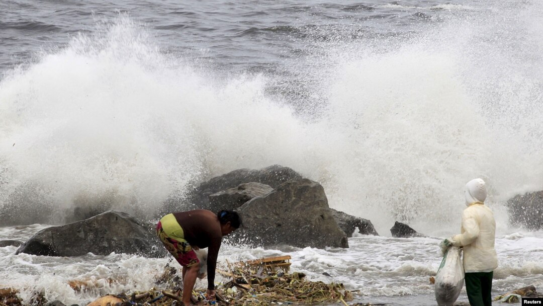 Angin kencang yang dibawa Topan Goni memicu ombak besar di pantai Manila (22/8). (Reuters/Romeo Ranoco)