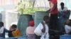ARCHIVO: La gente se reúne para comprar gasolina mientras la violencia se propaga y las bandas armadas amplían su control sobre la capital, en Puerto Príncipe, Haití, el 29 de marzo de 2024. 