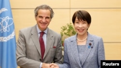 2026년 6월 26일 일본을 방문한 라파엘 그로시 국제원자력기구 사무총장이 다카이치 사나에 총리와 포즈를 취하고 있다.