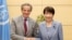 2026년 6월 26일 일본을 방문한 라파엘 그로시 국제원자력기구 사무총장이 다카이치 사나에 총리와 포즈를 취하고 있다.