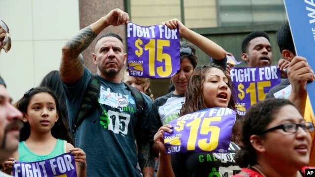 Los hispanos son uno de los grupos de trabajadores que más se benefician con los aumentos de salario mínimo. Según un análisis de United Ways, el 51% de las familias hispanas está dentro de los parámetros federales de pobreza, el porcentaje más alto de todos los grupos estudiados.