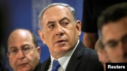 Premye Minis Izrayèl la, Benjamin Netanyahu (nan mitan) ak Minis Defans la, Moshe Yaalon (agoch) pandan yon rankont kabinè ministeryèl la nan Tel Aviv (Foto: 31 jiyè 2014).