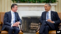 Tổng thống Obama và Tổng thư ký NATO Anders Fogh Ramussen tươi cười khi gặp nhau tại Phòng Bầu dục trong Tòa Bạch Ốc, Washington, ngày 8/7/2014.