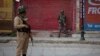 Anggota paramiliter India berpatroli di Srinagar, kawasan Kashmir yang dikontrol India, 6 Mei 2020. (Foto: dok).