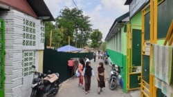 SDN Bangunrejo 1 (kanan) dan lokasi pembangunan SDN Bangunrejo 2 (kiri) di tengah perkampungan padat. (Foto: VOA/ Nurhadi)