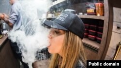 Investigadores examinaron datos de 21 estudios publicados anteriormente con más de 128.000 participantes de entre 10 y 24 años. En general, los jóvenes que usaron cigarrillos electrónicos tenían 3,5 veces más probabilidades de usar marihuana, según el análisis.