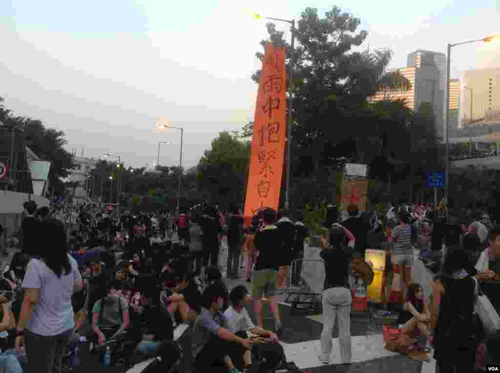 数万香港人连续两天示威声援占中 (美国之音海彦 拍摄)