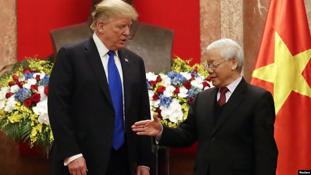 Tổng bí thư-Chủ tịch nước Việt Nam Nguyễn Phú Trọng (phải) đưa tay bắt với Tổng thống Mỹ Donald Trump trong chuyến thăm của người đứng đầu Nhà Trắng tới Hà Nội ngày 27/2/2019. Việt Nam và Mỹ kỷ niệm 25 năm bình thường hoá quan hệ hôm 11/7/2020.