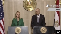 21일 카이로에서 공동 기자회견을 가지고 이스라엘과 하마스의 휴전을 발표하는 힐러리 클린턴 미 국무장관(왼쪽)과 무함마드 카멜 아무르 이집트 외무장관.