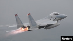 Tư liệu- Một chiến đấu cơ F-15 của không lực Mỹ cất cánh từ căn cứ không quân Kadena của Mỹ trên đảo Okinawa của Nhật Bản . Ảnh chụp ngày 16/6/2009. REUTERS/Yuriko Nakao/File Photo -