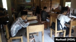 Santri belajar di PP Al Mumtaz, Gunungkidul, Yogyakarta. (Foto: VOA/Nurhadi)