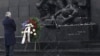 وزیر خارجه آمریکا با نثار تاج گل در بنای یادبود یهودیانی که در جریان جنگ جهانی دوم توسط آلمان نازی کشته شدند، به آنان ادای احترام کرد 