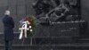 وزیر خارجه آمریکا با نثار تاج گل در بنای یادبود یهودیانی که در جریان جنگ جهانی دوم توسط آلمان نازی کشته شدند، به آنان ادای احترام کرد 