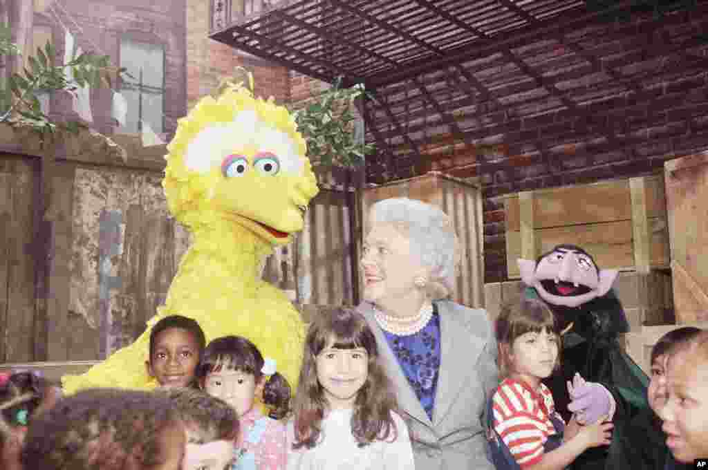 First Lady Barbara Bush chats with Big Bird and several children while taping a special segment of PBS&#39; Sesame Street for its 21st season, at the Children&#39;s Television Workshop in New York, Oct. 19, 1989.